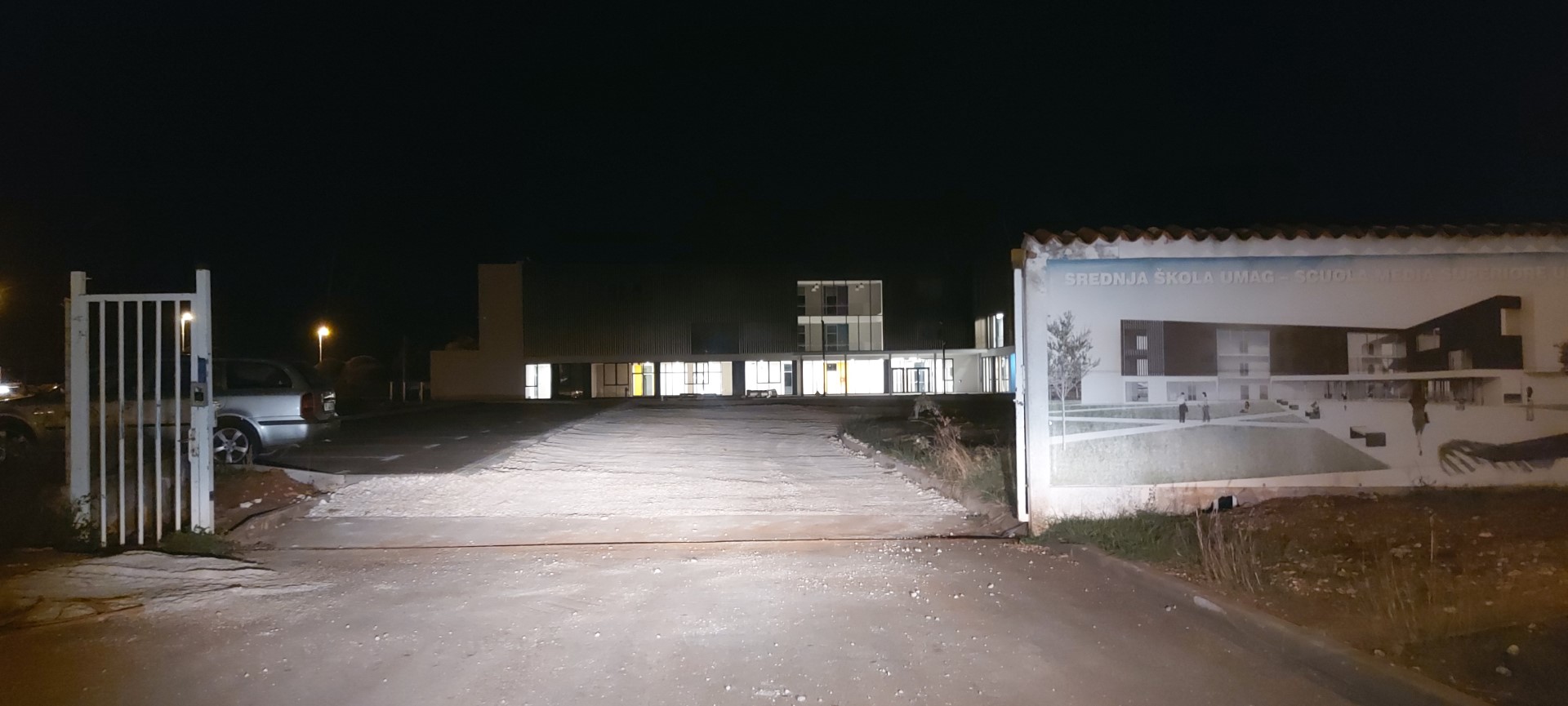 Gle srednju školu poslije gradnje